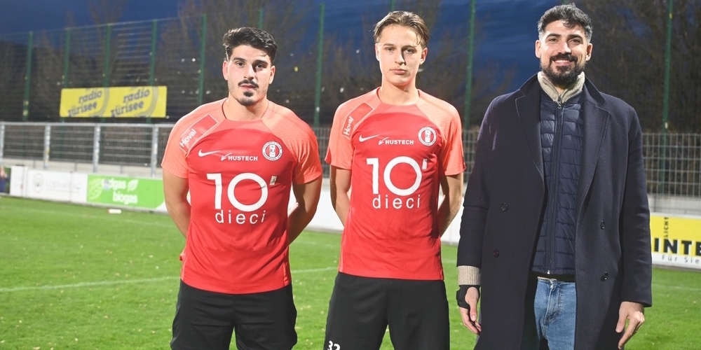 (v.l.n.r.) Die Mittelfeldspieler Mehmet Manis und Dion Dermaku mit Alessandro Ciarrocchi, Sportchef des FC Rapperswil-Jona.