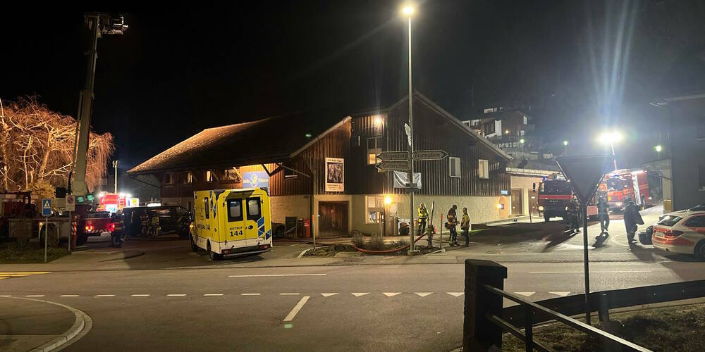 Ein 77-jähriger Mann musste durch die Rettung mit Verbrennungen ins Spital gebracht werden.
