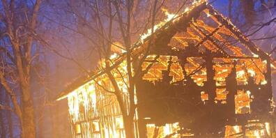 In der vollständig abgebrannten Scheune stiessen die Rettungskräfte auf eine Leiche. Die Identität der Person war vorerst nicht geklärt.