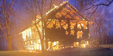 In Oberhelfenschwil im Toggenburg fanden die Rettungskräfte eine zweistöckige alleinstehende Scheune in Vollbrand vor.