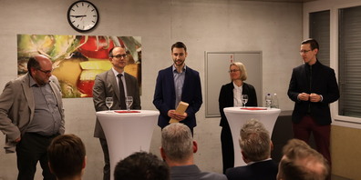 Von links: Podiumsrunde zu den Herausforderungen im Justizvollzug: Patrik Dort (stv. Leiter Bitzi), Regierungsrat Marc Mächler, Nicolas Stillhard (Moderation), Barbara Reifler (Leiterin Amt für Justizvollzug Kt. SG) und Dr. Thierry Urwyler (Lehrbeauftragter UZH, Senior Researcher Kt. ZH)