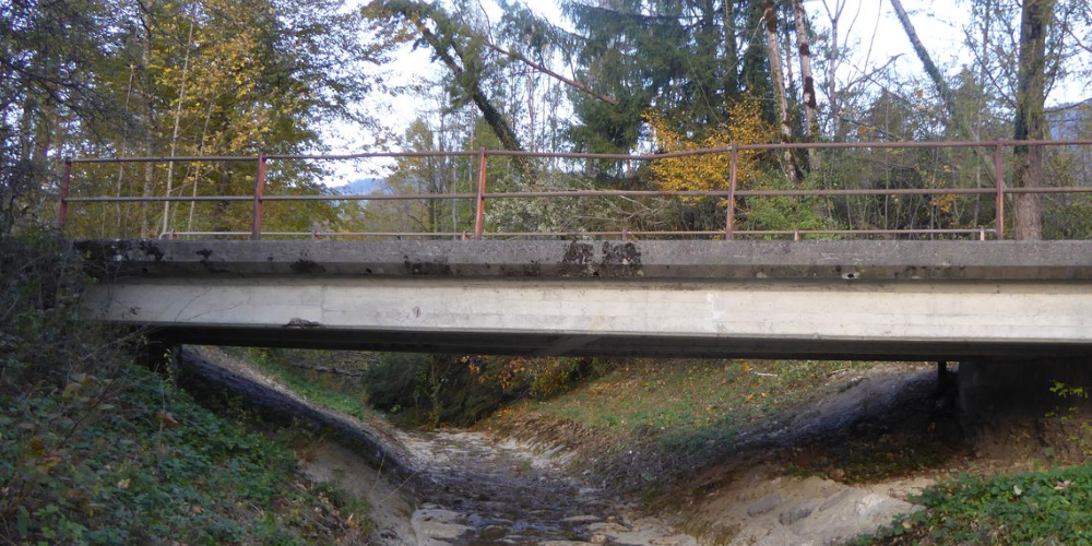 Die baufällige Brücke über den Rufibach. Aufnahme: November 2018