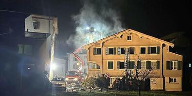 Ein Brand hat dieses Wohnhaus in Brunnen SZ zerstört. Verletzt wurde niemand.
