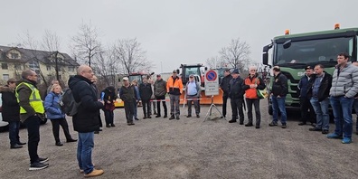 Gemeindepräsident Beat Schwarz konnte am Rundgang mehr Teilnehmer als erwartet begrüssen. Landwirte und Transportunternehmer kamen mit imposanten Fahrzeugen; damit wollten sie ein Zeichen gegen die aus ihrer Sicht zu schmal geplante Fahrbahn setzen. Es zeigte sich: Das Projekt könnte Chancen für eine Verbreiterung bieten.