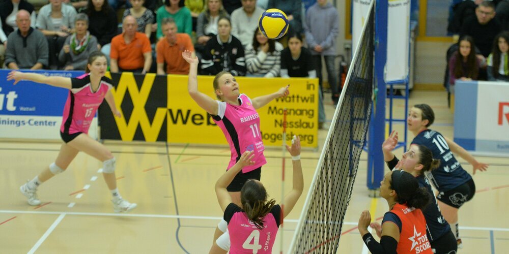 Raiffeisen Volley Toggenburg, mit Forina Bürge am Angriff, lieferte am Samstag-abend gegen Cheseaux ein packendes Spiel. 