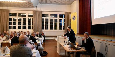 Rund 140 Personen haben sich im Rheinecker Hecht-Saal eingefunden.