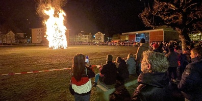 Die Stadtbevölkerung wartet auf den grossen Knall: Der Bögg explodiert nach 2:04 Minuten. 
