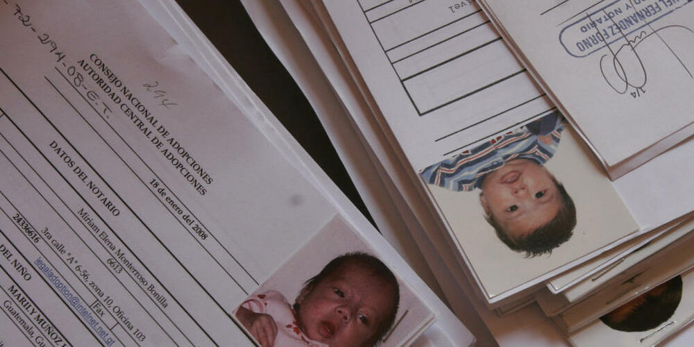 Fehlende, unvollständige oder gefälschte Dokumente erschweren Menschen, die vor Jahrzehnten adoptiert wurden, die Suche nach ihrer Herkunft. Der Kanton Zürich soll Betroffene künftig stärker unterstützen. (Symbolbild)