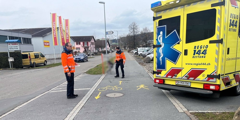 Aus unbekannten Gründen kollidierten auf dem Velostreifen der Benknerstrasse in Uznach ein Mofa und ein Velo. Der Velofahrer wurde leicht verletzt.