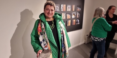 Die Künstlerin Sabine Schwarzenbach-Böhm (l.) während der Vernissage ihrer Ausstellung «Aufbruch in Holz und Stein» im Schänner Eichen.