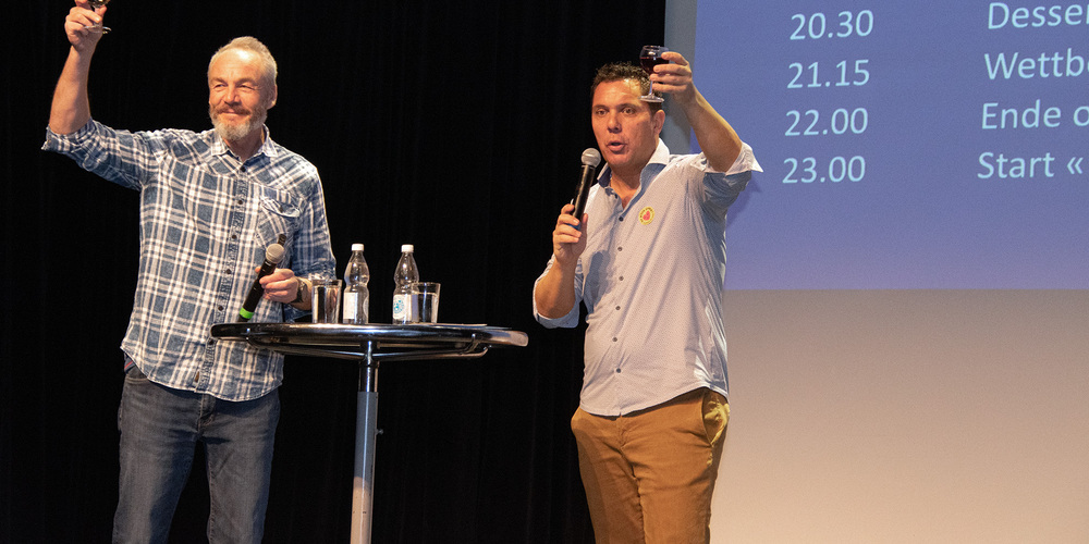 Durch den Abend führte der allseits bekannte Stars in Town-Moderator Alexander Blunschi, welcher mit dem Festivalleiter Adrian Brugger als grosses Dankeschön auf die rund 300 anwesenden Helfer:innen anstiess.Bilder: Patrick Baljak