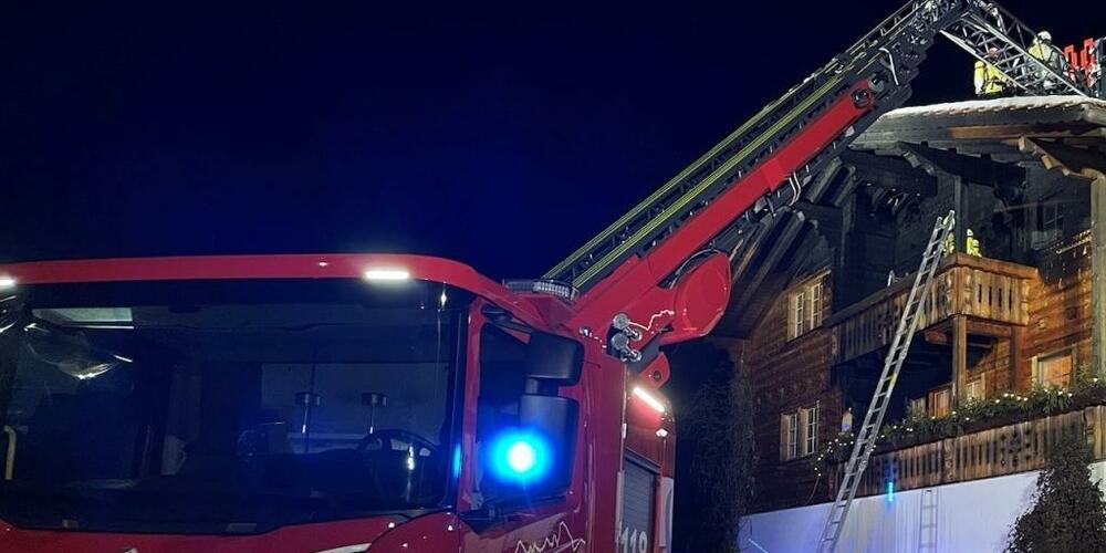 Die Flimser Feuerwehr bekämpft einen Brand im obersten Stockwerk eines Wohnhauses. (Archivbild)