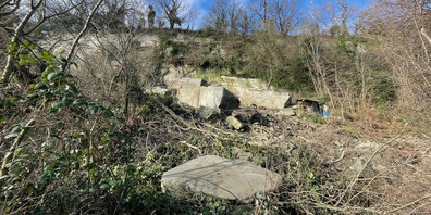 In der Nacht brach der Fels auseinander.