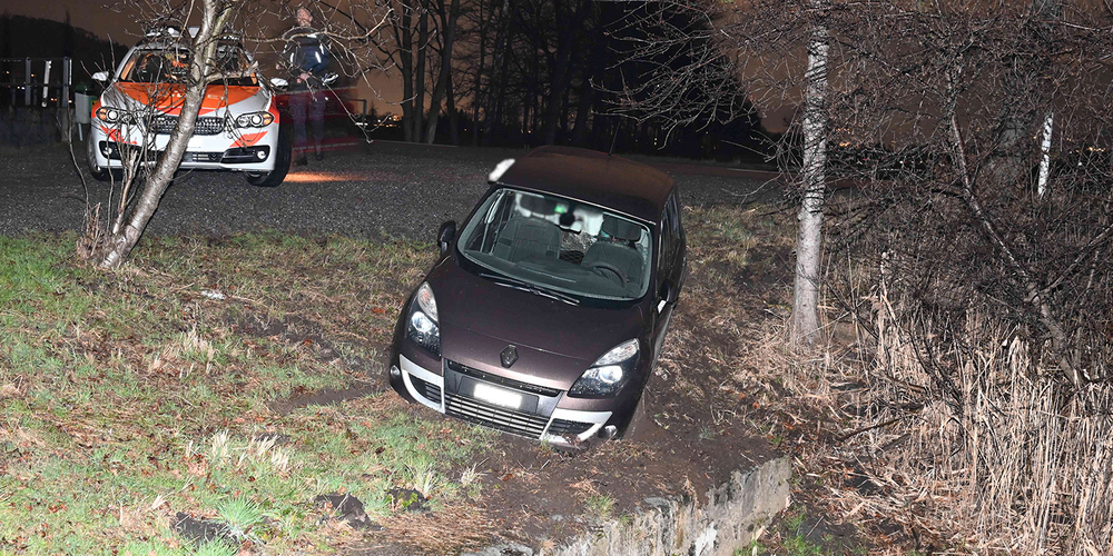 Das Auto kam von der Fahrbahn ab.