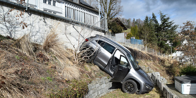 Das Auto fiel in die Tiefe und landete in einem Garten.