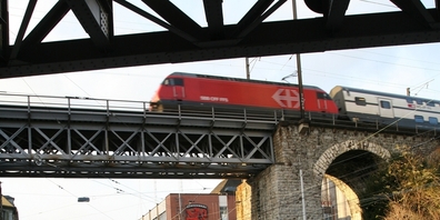 Unser Archivbild von 2008 zeigt die Brücke über die Limmatstrasse. Diese wird im März demontiert.