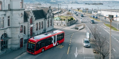 Neuer Elektrobus der Verkehrsbetriebe Zürichsee und Oberland auf der Stadtbuslinie 994 vor dem Bahnhof Rapperswil.
