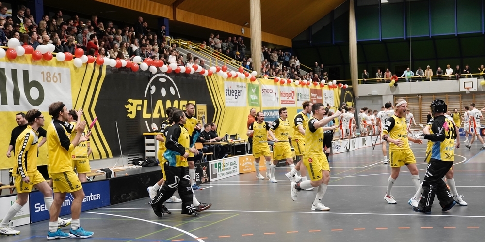 Flames-Unihockeyaner bejubeln nach dem Abpfiff des Showdowns gegen die Red Devils den Einzug in den Playoff-Halbfinal.