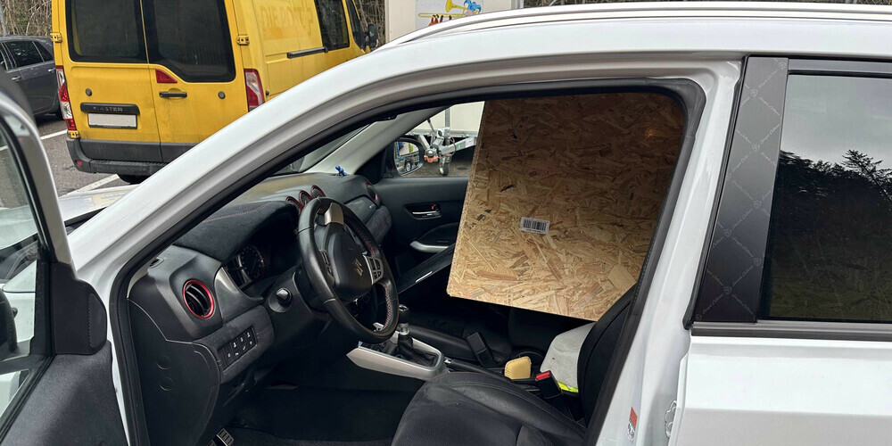 Die Holzplatten versperrten dem Fahrer die seitliche Sicht.