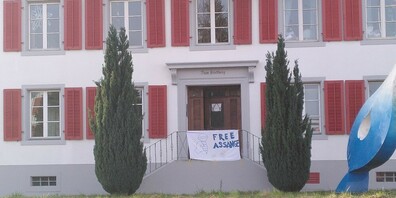 Ein Appell an diesem Haus  in Kreuzlingen.