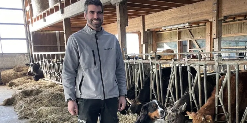 Johan Viret posiert ein letztes Mal mit seinen Kühen und seinem Hund Lucky. 