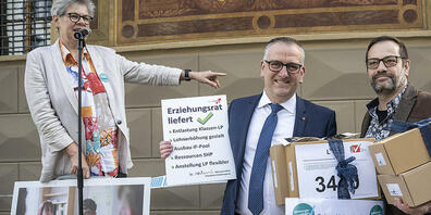 Der Schwyzer Bildungsdirektor Michael Stähli (Mitte/in der Mitte) nimmt von LSZ-Präsidentin Rita Marty und von VSLSZ-Präsident Pascal Staub die Petition entgegen.