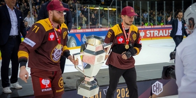 Fingerspitzengefühl im Triumph: Für die Pokalübergabe holte Servette-Kapitän Tanner Richard (l.) den verletzten eigentlichen Kapitän Noah Rod (2.v.l.) aufs Eis.