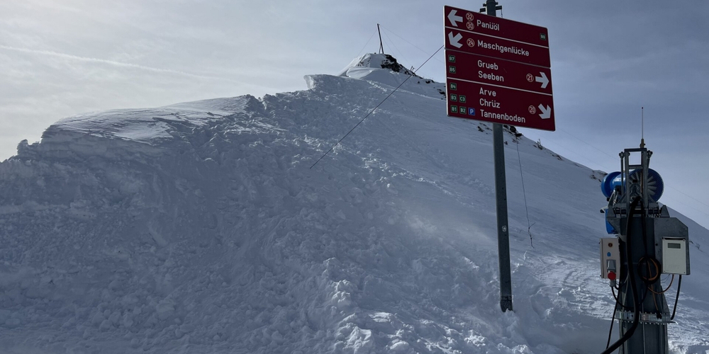 Ein schöner sonniger Tag im Skilager wurde für zwei Jugendliche zum Albtraum, als sich plötzlich Schneemassen lösten.