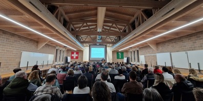 Rund 120 Interessierte liessen sich von Bankfachleuten und der Polizei über Cyberkriminalität informieren.