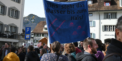 Transparent «Uns steht das Wasser bis zum Hals» während einer Lehrer-Demo in Schwyz im Februar 2024.