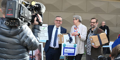 Der Schwyzer Bildungsdirektor Michael Stähli (Mitte/in der Mitte) und LSZ-Präsidentin Rita Marty im Februar vor dem Rathaus.