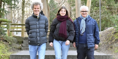 Hinter dem Mikrofon (v. l.): Kommunikationsberater David Guggenbühl, Lehrerin Aileen Guggenbühl und Journalist Lorenz Steinmann.