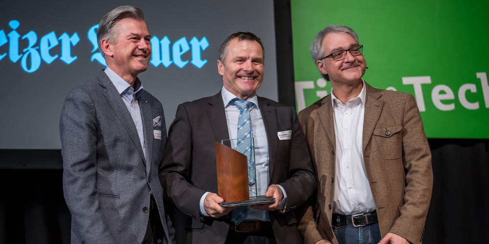 Von links: Gian Bazzi, Vertreter Sponsor Mobiliar, Urs Schneider, Agro-Star Suisse 2024 und Pietro Beritelli, Juryp-räsident Agro-Star Suisse