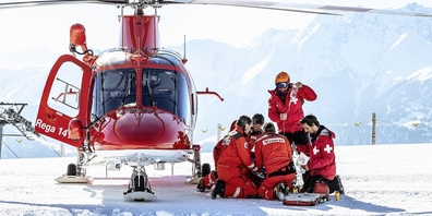 Gerade in der Wintersaison betrifft eine Vielzahl der Rega-Einsätze die Patientenversorgung auf der Skipiste.