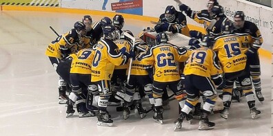 Die Hawks im gelben Auswärtstrikot in Dielsdorf, heute wieder im blauen Heimtrikot in der Uzehalle.