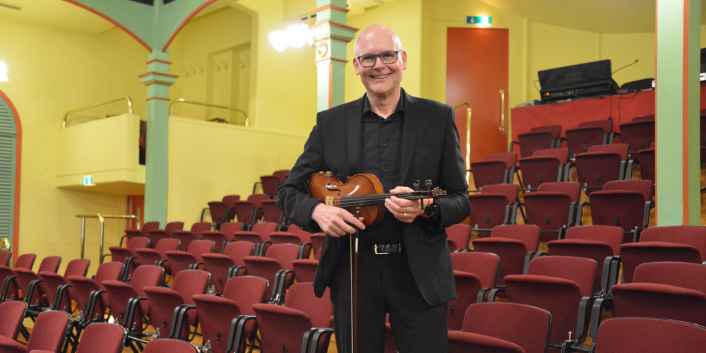 Felix Sager, ein Talent auf der Geige und der Gitarre.