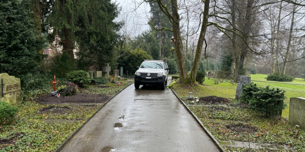 Der Lieferwagen übersah die Fussgängerin beim Rückwärtsfahren.