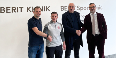 v.l.n.r.: Dr. med. Hanspeter Betschart, Chefarzt Berit SportClinic; Jeronim Lazraj, Sekretär, Teambetreuer FC Besa; Leonard Oroshi, Präsident FC Besa; Peder Koch, CEO und Delegierter des Verwaltungsrates der Berit Klinik