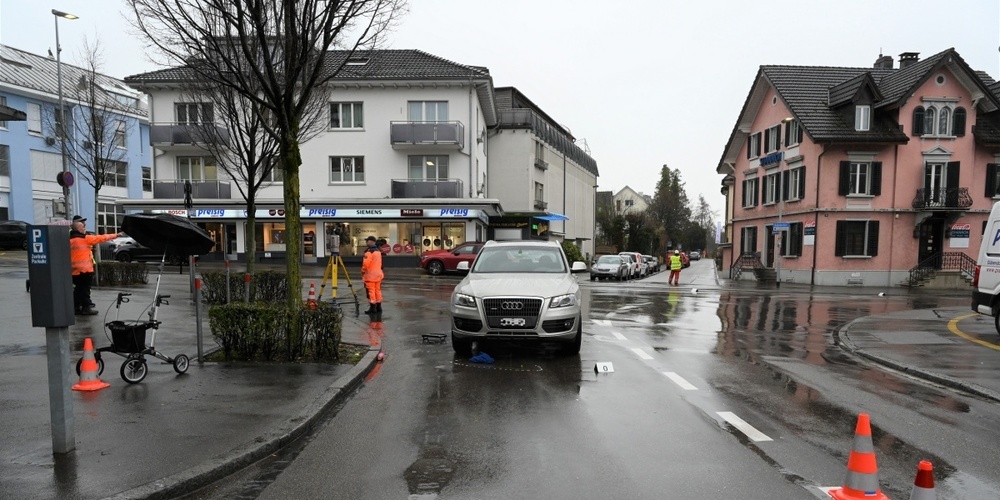 An der Verzweigung Neuhofstrasse/Bahnhofstrasse in Dübendorf kam es zu einer Kollision eines Autos mit einer Fussgängerin.