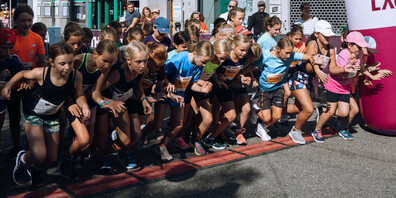 Die Kinder starten beim Stadtlauf.