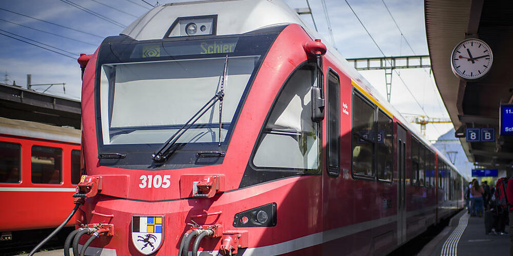Eine Zugkomposition der Rhätischen Bahn in Landquart. Die RhB will den Fahrplan nun etwas weniger ausdünnen, als im Januar angekündigt.