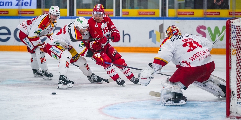 Zum Start ins Wochenende empfangen die Lakers mit Verteidiger David Aebischer (2.v.r.) am Samstag den EHC Biel-Bienne. (Archivbild)