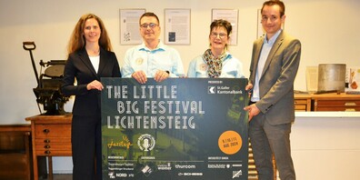 Jazztage 2024: Plakatpräsentation durch Katharina Ledergerber, SGKB Niederlassung Wattwil, Raphael Gygax, OK-Präsident Jazztage Lichtensteig, Susanne Weber, Präsidentin Jazzclub Lichtensteig und Matthias Hautle, SGKB Niederlassung Wattwil (von links).