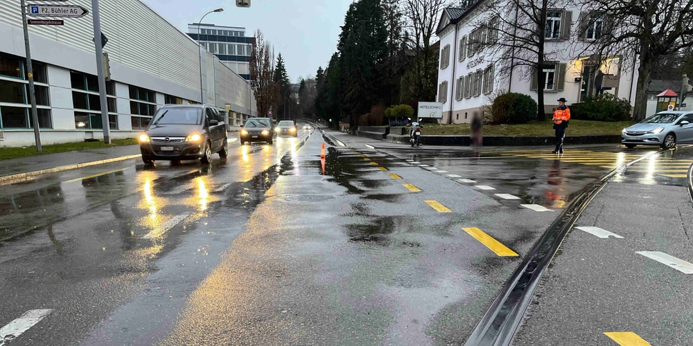 Bei der Einfahrt in die Bahnhofstrasse rammte der Autofahrer den Motorradfahrer.