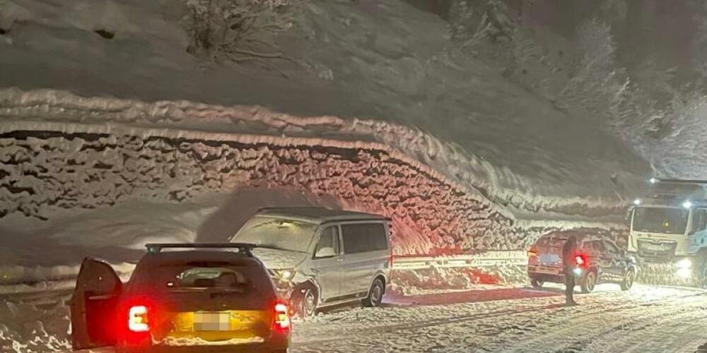 Starker Schneefall führte am Wolfgangpass zu chaotischen Szenen im Strassenverkehr.