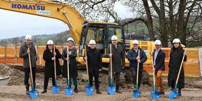 Im Bild  v.l.: Andreas Roos (VRP SVAR), Evelyne Uhrig (Leiterin Pflege PZA), Dr. med. Mirjana Vidakovic (Chefärztin PZA), Yves N. Balmer (Landammann Kanton AR), Patrick Gressbach (CEO SVAR), Yves Marzoli (CFO & Stv. CEO SVAR), Claudio Däscher (Gesamtprojektleitung Patio Partner AG), Marija Biuk (Stv. Gesamtprojektleitung Patio Partner AG)