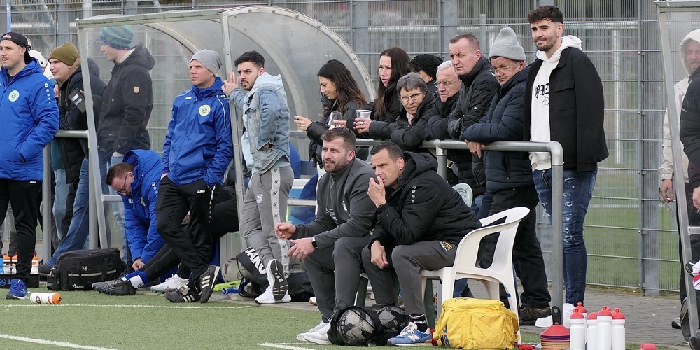 Das St.Margrether Urgestein Besart Shoshi (sitzend links) bleibt länger auf dem Kolbenstein. Auch Co-Trainer Thomas Koller (rechts) möchte man in Montlingen gerne behalten. 