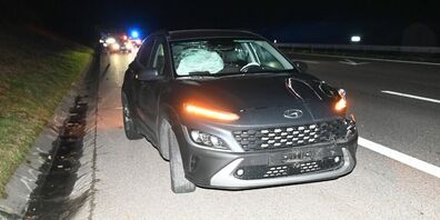 Ein angetrunkener Fahrer küsste mit seinem Auto den Anhänger eines Lieferwagens.