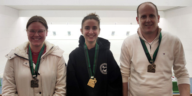 Die stolzen Schaffhauser Medaillengewinner (v.l.): Sarah Hügli (2.), Svenja Wehle (1.) und Ralph Frey (3.)