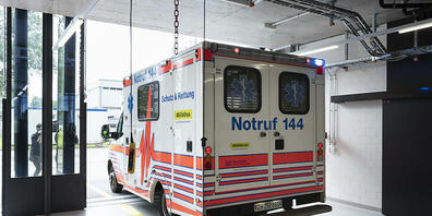 Ein in Zürich mit einer Stichwaffe verletzter Mann ist durch die Sanität in ein Spital gefahren worden. (Archivbild)